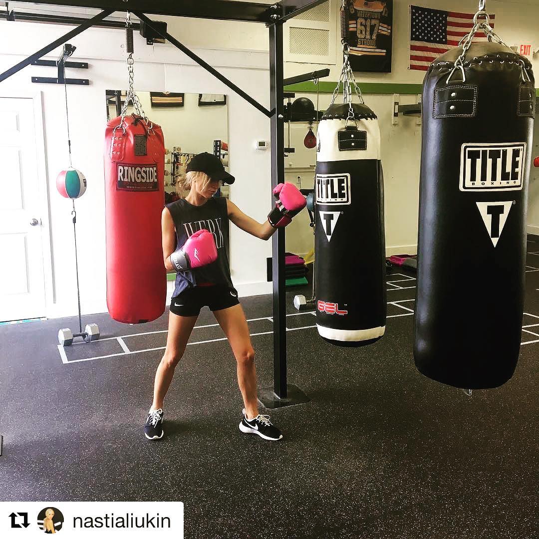 @nastialiukin ・・・
🏼 Thanks for another great session @fitboxboxingfitness • Love my new shirt @scarletandgoldshop 🏼