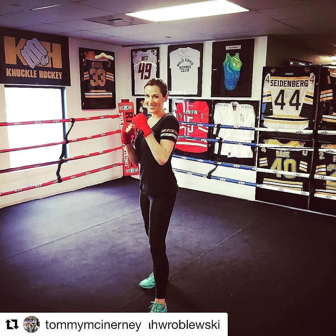 #Repost @tommymcinerney with @repostapp ・・・ #Repost @meteorologist_sarahwroblewski New location… Same awesome workout!! Thanks @tommymcinerney for another intense mitt session at @fitboxboxingfitness ! Was feeling it today with a few extra punches   #Stronger #boxing #Workout #stressrelief #FitBox #Fox25 @knucklehockey
