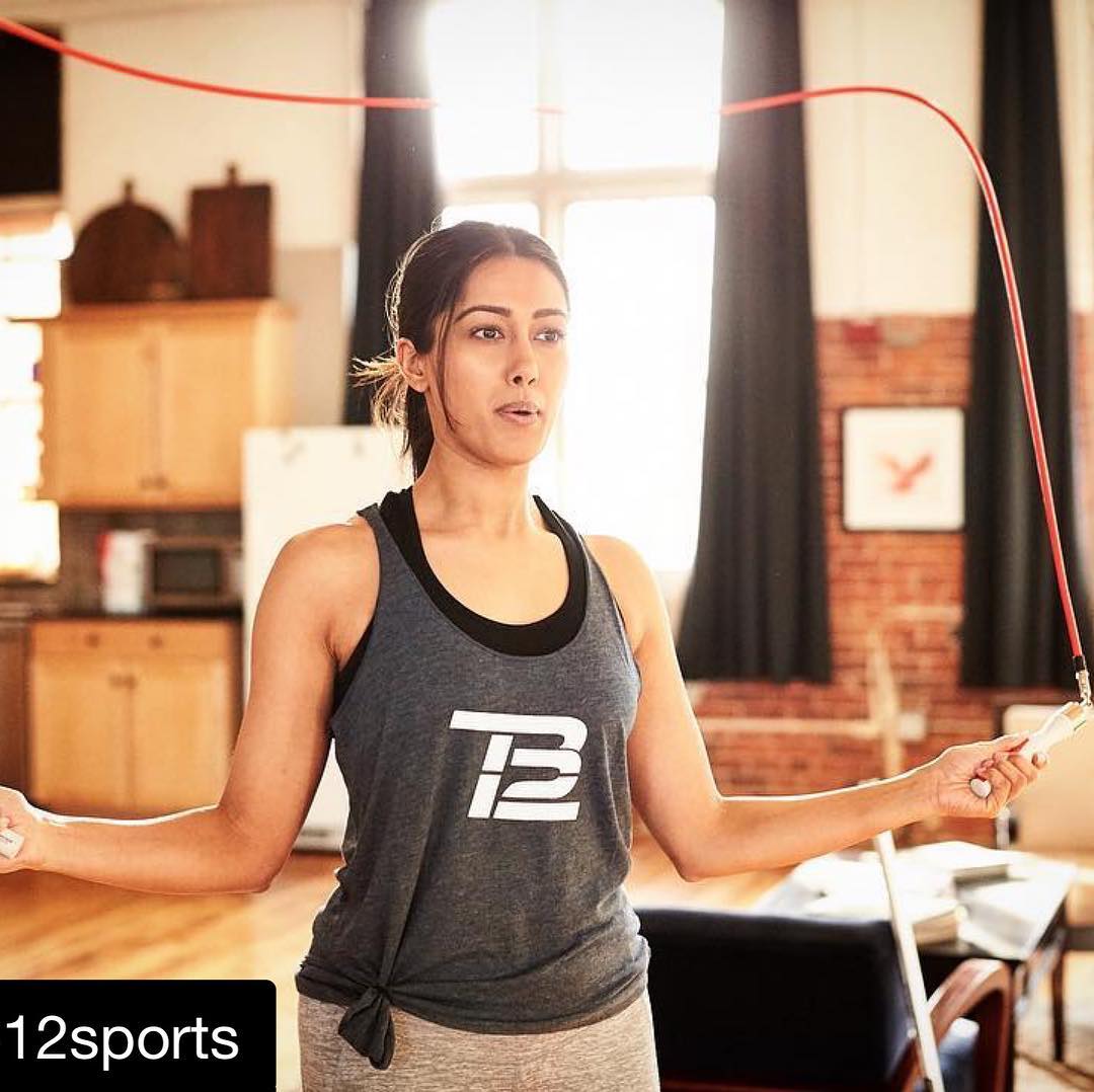 #Repost @tb12sports ・・・ #DidYouKnow: 10 minutes of daily jump roping is equivalent to 30 minutes of daily jogging when it comes to improving your body’s cardiovascular efficiency. Plus, when you’re jumping rope, you’re utilizing your body 𝘢𝘯𝘥 your brain. The timing, rhythm, and coordination required to keep the rotations of the rope going produce significant benefits for cognitive functioning. @tombrady . . #boxing #fitness #footwork #fastfeet #fullbody #workout @tommymcinerney