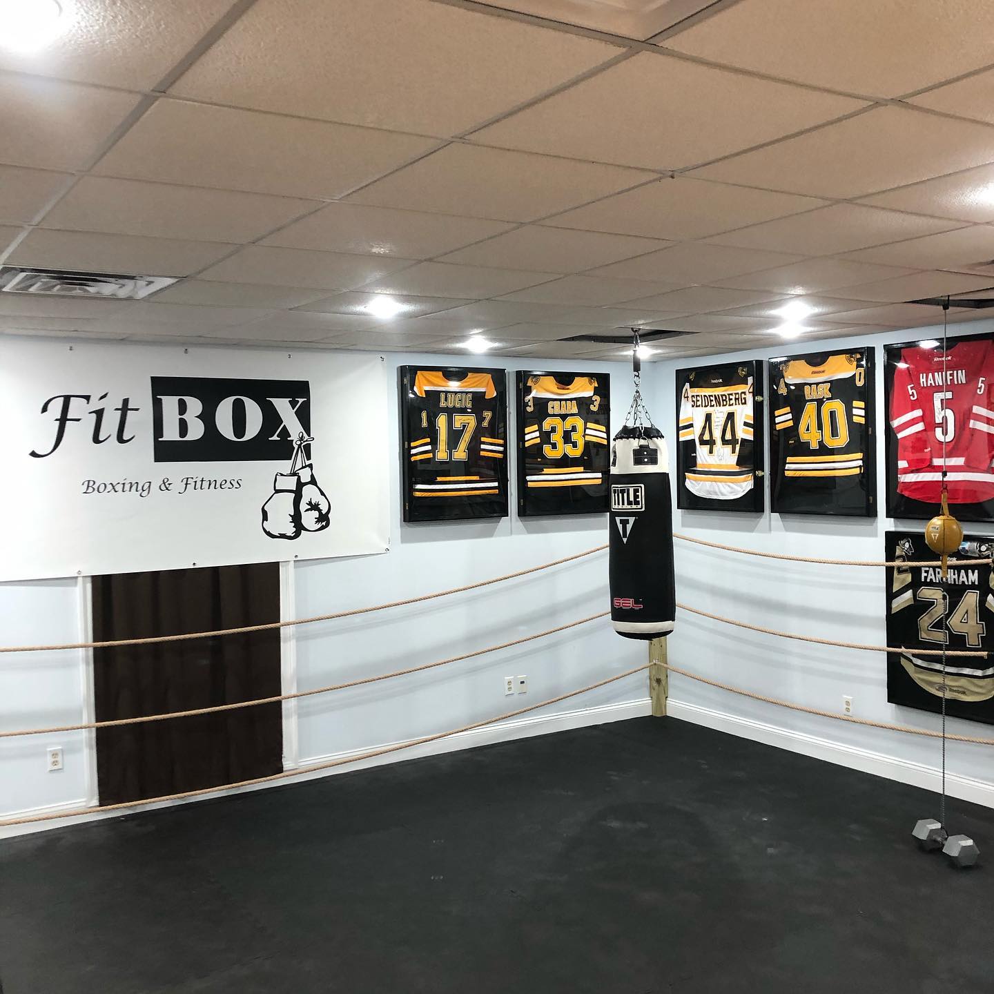Train like the Pros off the Ice with Well-known boxing trainer @tommymcinerney . With the Ice Rinks closed for a few weeks Contact us to learn more on how we can keep young athletes conditioning up ,focus on hand-eye skills and better their footwork. . For a free session contact us at , call/text (781)727-9503 or email FitBOX@outlook.com 
.