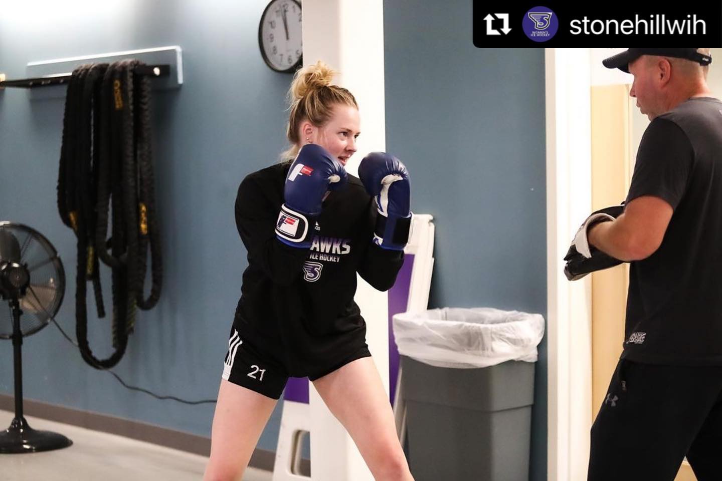 What a great time putting the Stonehill College Girls Hockey team through a group boxing workout and touch up their boxing skills. Best of luck this season @stonehillwih 🥊
wit @tommymcinerney @hawaipanese